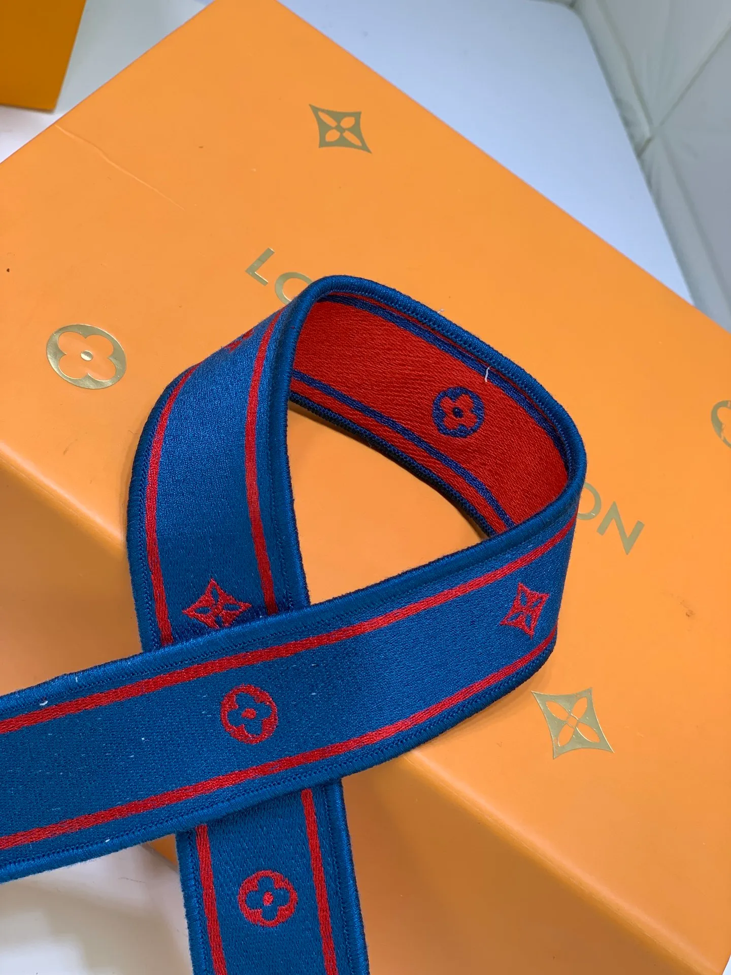 All Categories Official Website "Brand Women's Bags" Women's Bags 💙 LV Pont9 pebbled messenger bag LV PONT 9 SOF, injects an elegant atmosphere with the LV Circle logo derived from the brand archives. Monogram flower clusters are hidden under the flap, and Monogram flowers bloom on the shoulder straps. Medium size 25x17.5
