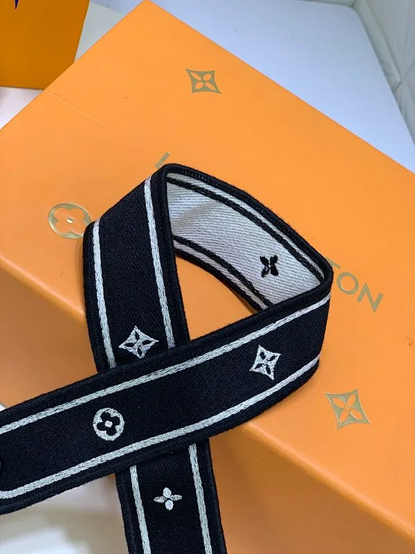 All Categories Official Website "Brand Women's Bags" Women's Bags 💙 LV Pont9 pebbled messenger bag LV PONT 9 SOF, injects an elegant atmosphere with the LV Circle logo derived from the brand archives. Monogram flower clusters are hidden under the flap, and Monogram flowers bloom on the shoulder straps. Medium size 25x17.5