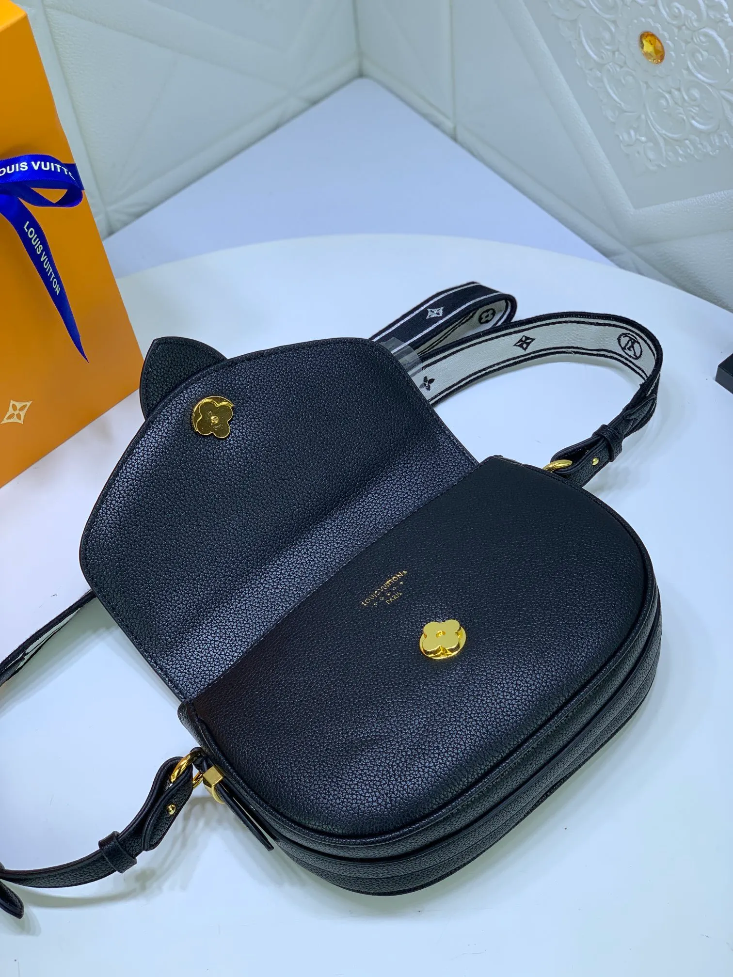 All Categories Official Website "Brand Women's Bags" Women's Bags 💙 LV Pont9 pebbled messenger bag LV PONT 9 SOF, injects an elegant atmosphere with the LV Circle logo derived from the brand archives. Monogram flower clusters are hidden under the flap, and Monogram flowers bloom on the shoulder straps. Medium size 25x17.5
