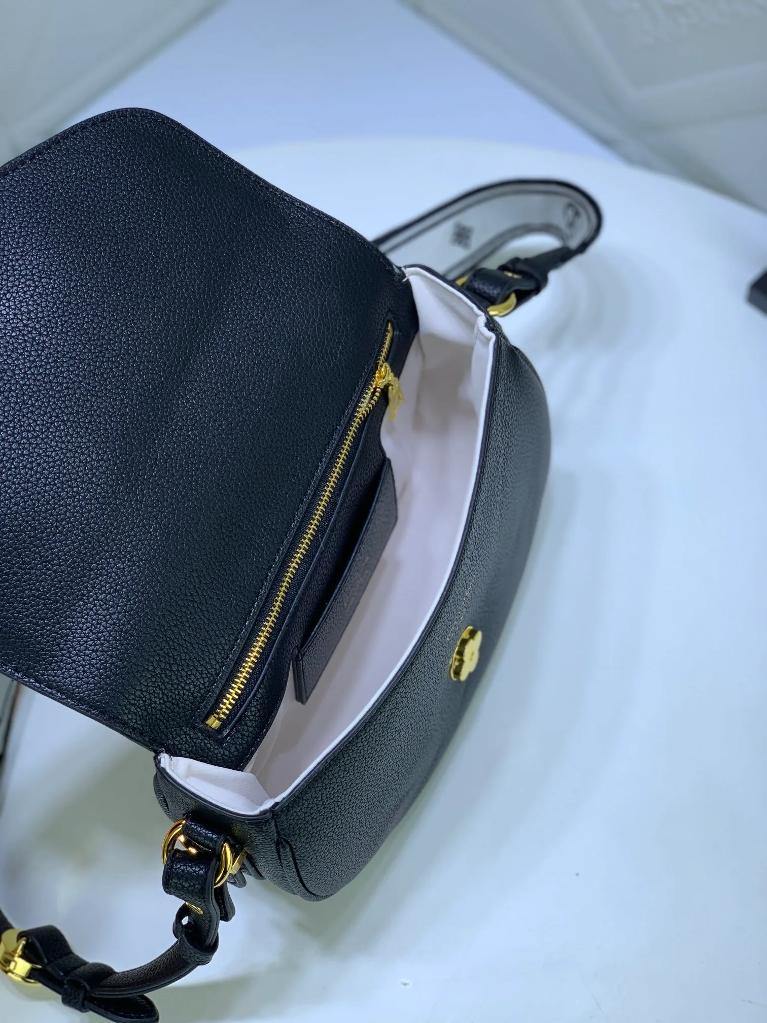 All Categories Official Website "Brand Women's Bags" Women's Bags 💙 LV Pont9 pebbled messenger bag LV PONT 9 SOF, injects an elegant atmosphere with the LV Circle logo derived from the brand archives. Monogram flower clusters are hidden under the flap, and Monogram flowers bloom on the shoulder straps. Medium size 25x17.5