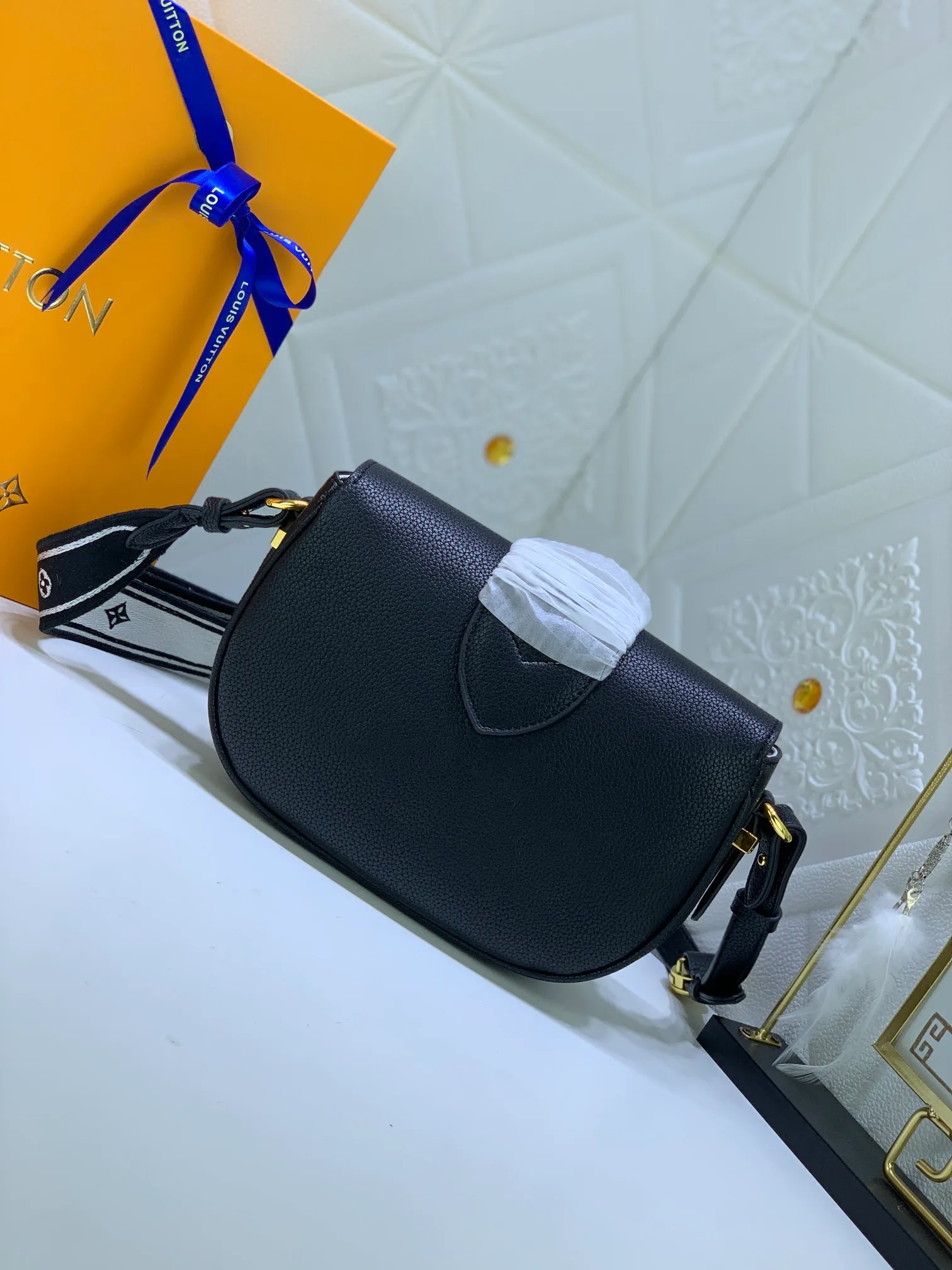 All Categories Official Website "Brand Women's Bags" Women's Bags 💙 LV Pont9 pebbled messenger bag LV PONT 9 SOF, injects an elegant atmosphere with the LV Circle logo derived from the brand archives. Monogram flower clusters are hidden under the flap, and Monogram flowers bloom on the shoulder straps. Medium size 25x17.5