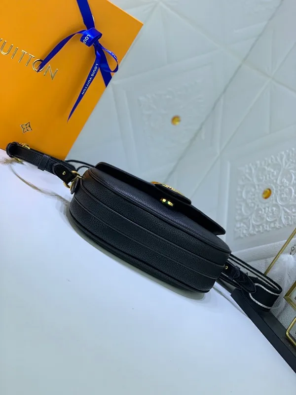 All Categories Official Website "Brand Women's Bags" Women's Bags 💙 LV Pont9 pebbled messenger bag LV PONT 9 SOF, injects an elegant atmosphere with the LV Circle logo derived from the brand archives. Monogram flower clusters are hidden under the flap, and Monogram flowers bloom on the shoulder straps. Medium size 25x17.5