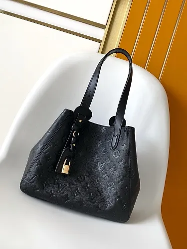 All categories Official website "Brand Women's Bags" Women's Bags 💙 LV 2026 new LV hand-held crossbody bag