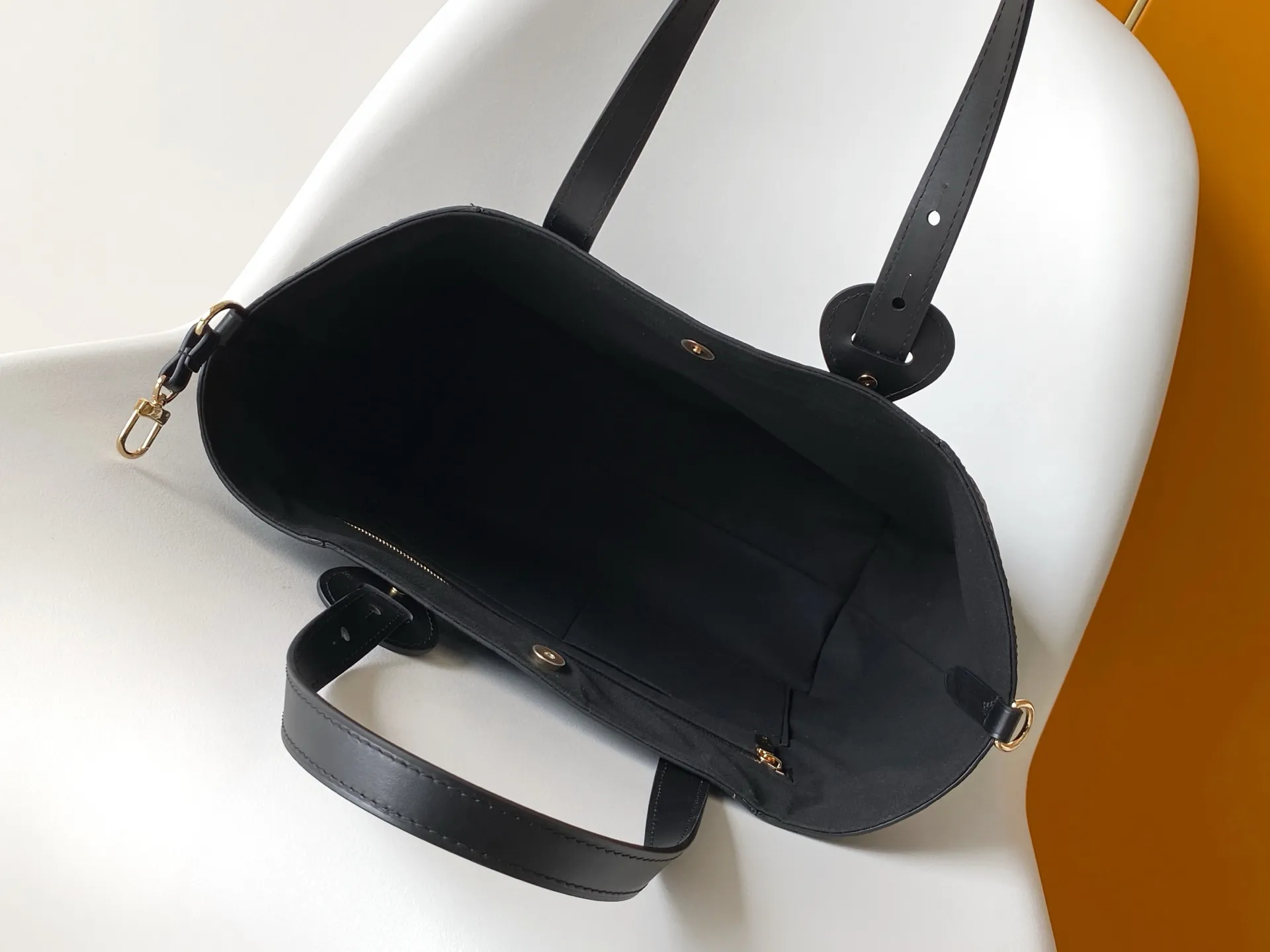 All categories Official website "Brand Women's Bags" Women's Bags 💙 LV 2026 new LV hand-held crossbody bag