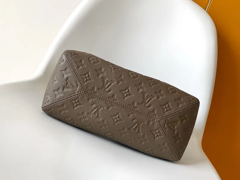 All categories Official website "Brand Women's Bags" Women's Bags 💙 LV 2026 new LV hand-held crossbody bag