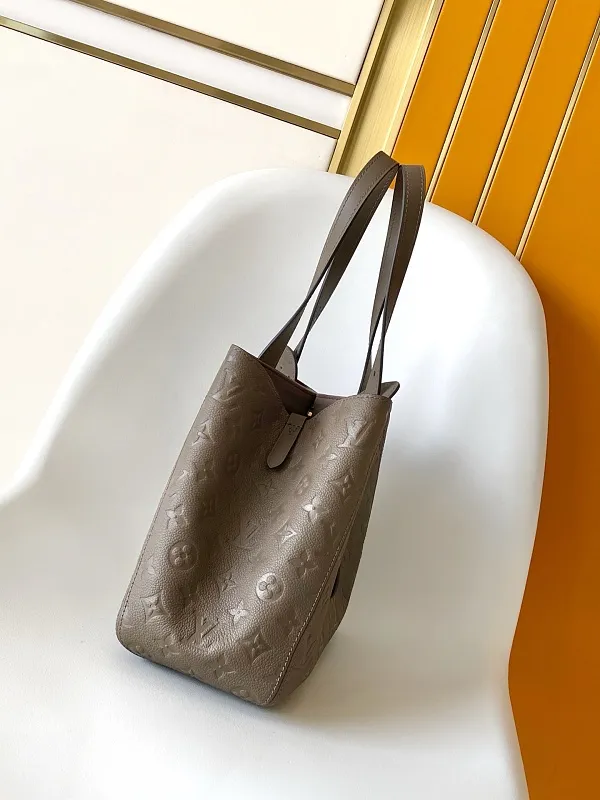 All categories Official website "Brand Women's Bags" Women's Bags 💙 LV 2026 new LV hand-held crossbody bag