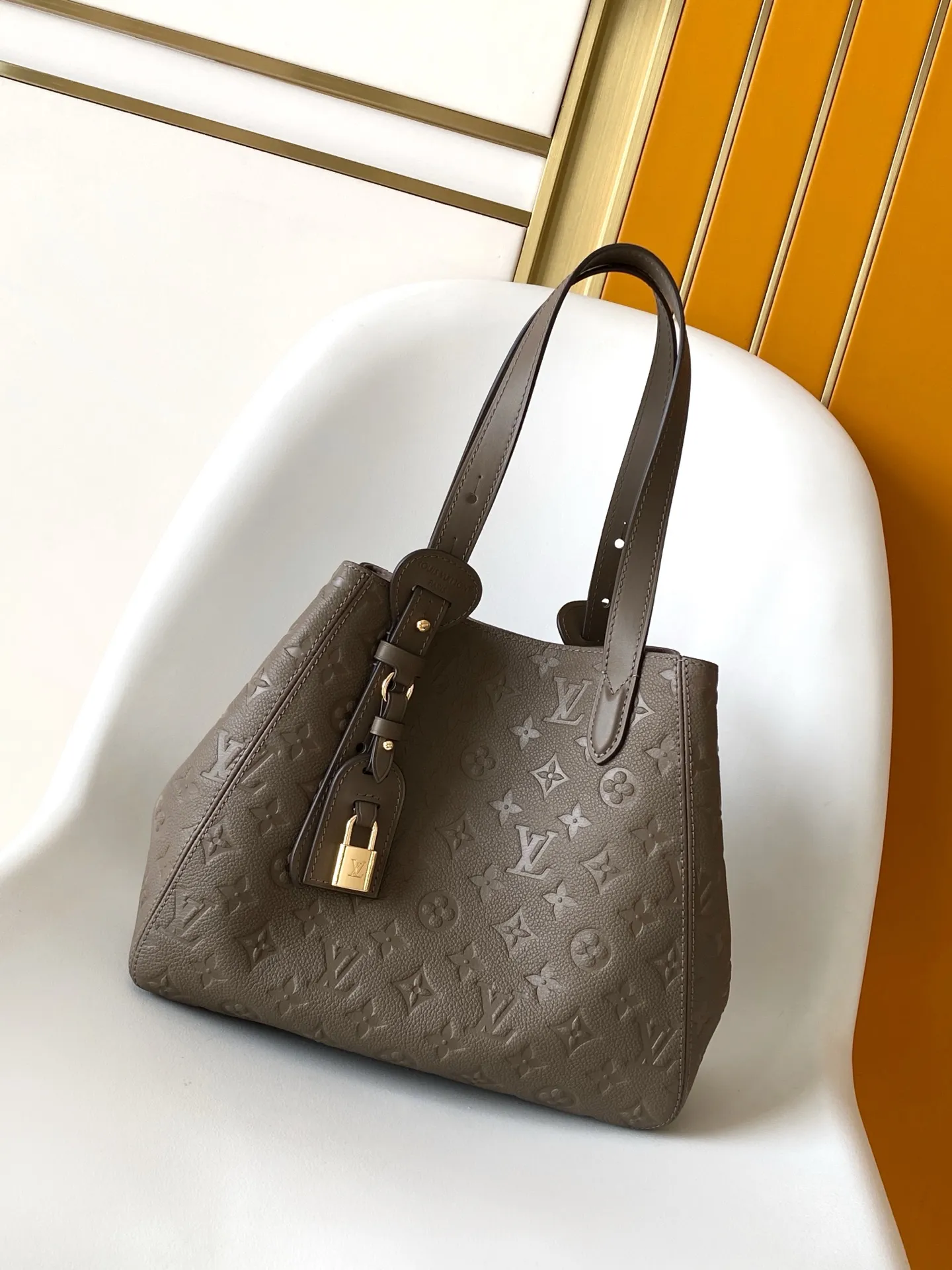 All categories Official website "Brand Women's Bags" Women's Bags 💙 LV 2026 new LV hand-held crossbody bag