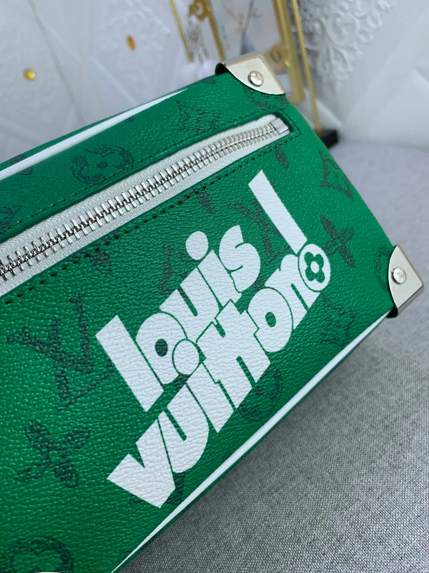 All Categories Official Website "Brand Women's Bags" Women's Bags 💙 LV has the new "Louis Vuitton!" signature printed on its vintage Monogram canvas and chunky chain, a mini soft trunk bag that is part of Virgil Abra's everyday LV capsule of the Men's Fall/Winter 2021-22 collection. Boxy shape and eight pieces of hardware to reinforce the corners. Can