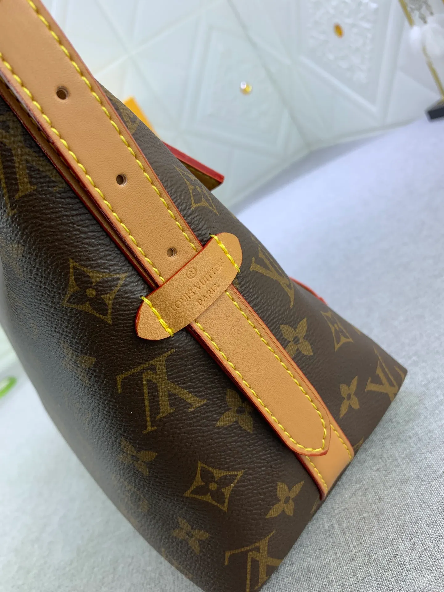 All Categories Official Website "Brand Women's Bags" Women's Bags 💙 LV Upgraded Original Presbyopia CARRYALL Handbags Inspired by the retro details of the archives. What is particularly commendable is the detachable zipper clutch, which can be used alone as a delicate clutch or as an extra pocket. Bright lining tone in Monogram Classic Sail