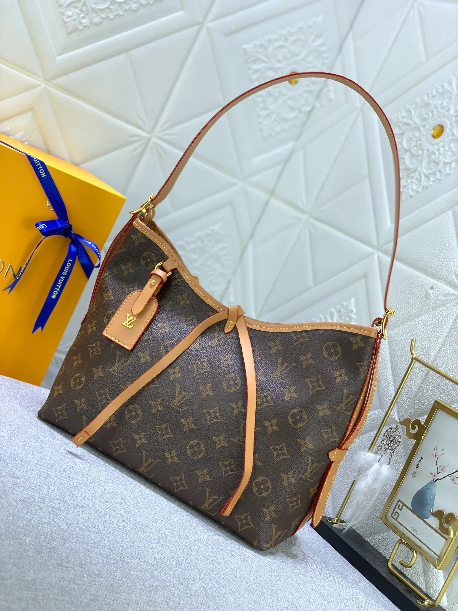All Categories Official Website "Brand Women's Bags" Women's Bags 💙 LV Upgraded Original Presbyopia CARRYALL Handbags Inspired by the retro details of the archives. What is particularly commendable is the detachable zipper clutch, which can be used alone as a delicate clutch or as an extra pocket. Bright lining tone in Monogram Classic Sail