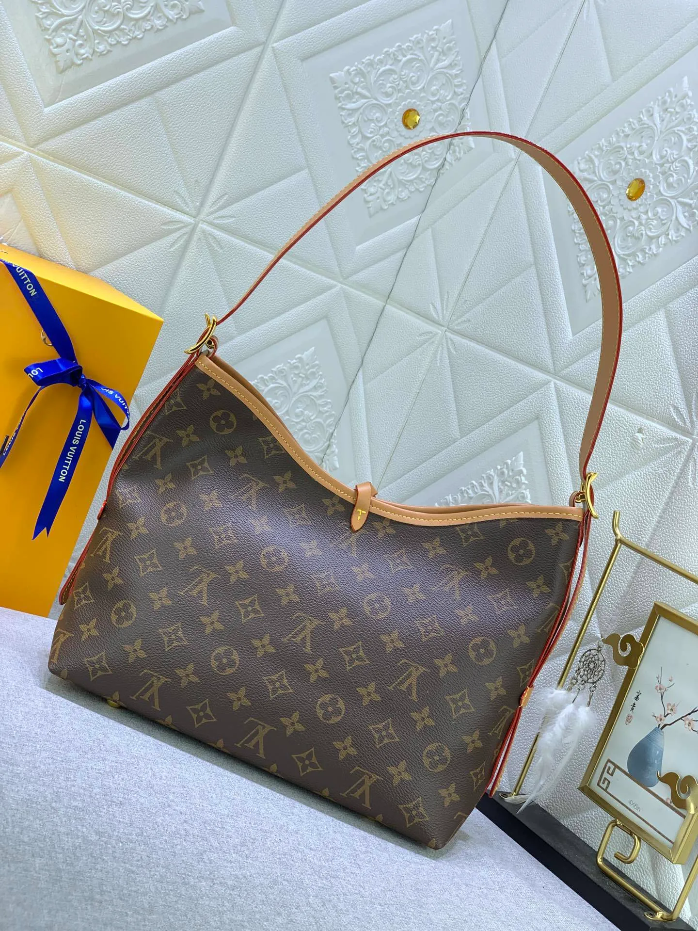 All Categories Official Website "Brand Women's Bags" Women's Bags 💙 LV Upgraded Original Presbyopia CARRYALL Handbags Inspired by the retro details of the archives. What is particularly commendable is the detachable zipper clutch, which can be used alone as a delicate clutch or as an extra pocket. Bright lining tone in Monogram Classic Sail