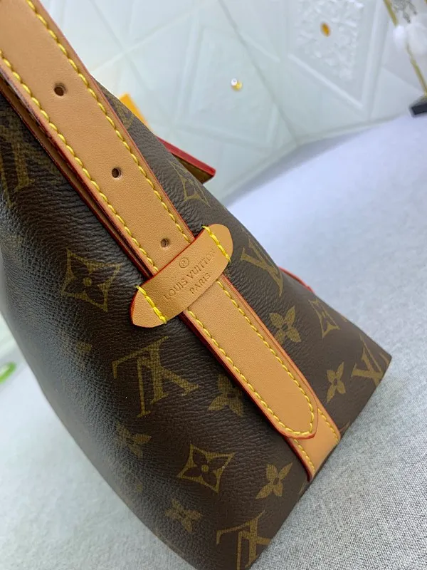 All Categories Official Website "Brand Women's Bags" Women's Bags 💙 LV Upgraded Original Presbyopia CARRYALL Handbags Inspired by the retro details of the archives. What is particularly commendable is the detachable zipper clutch, which can be used alone as a delicate clutch or as an extra pocket. Bright lining tone in Monogram Classic Sail