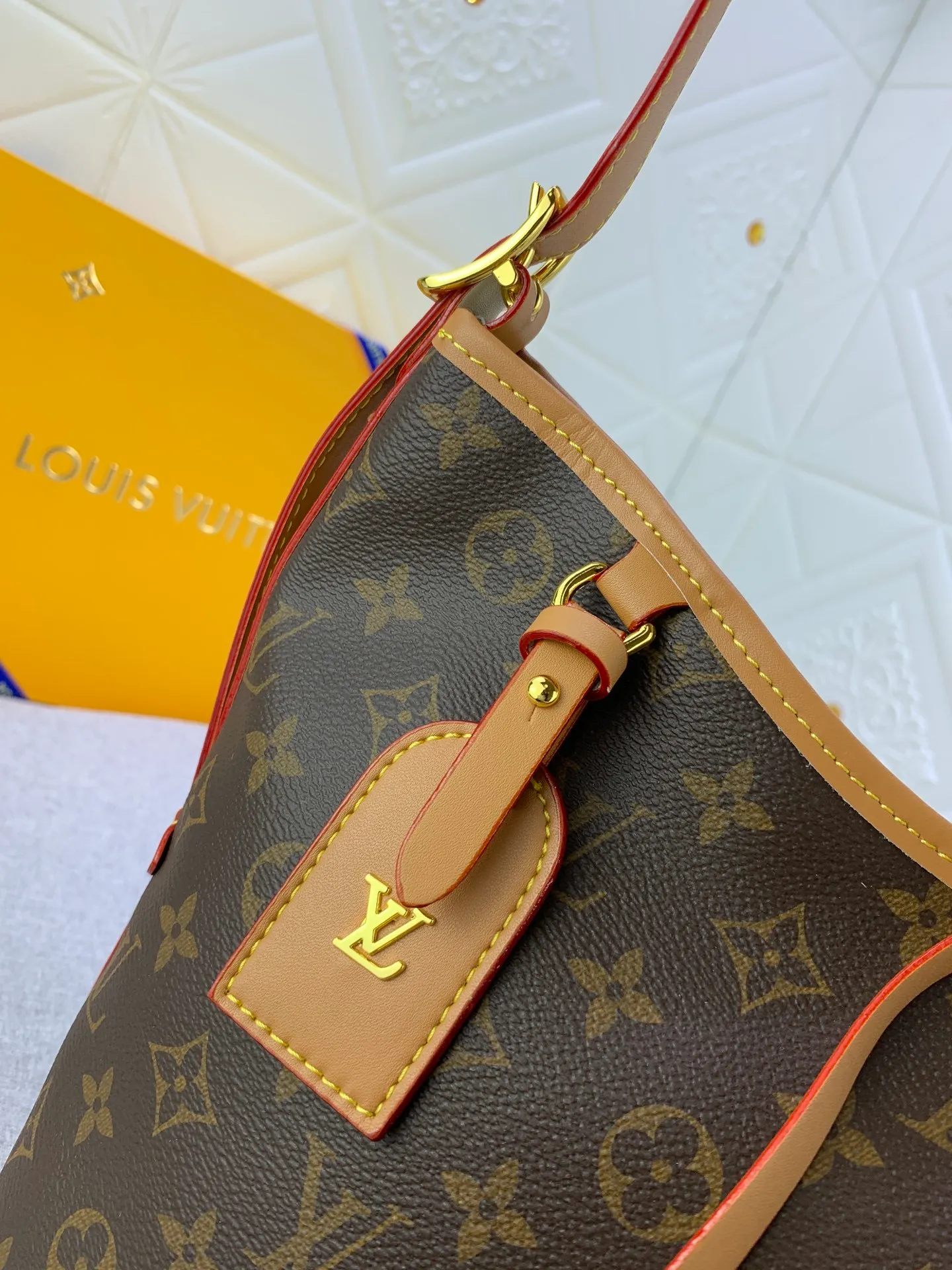 All Categories Official Website "Brand Women's Bags" Women's Bags 💙 LV Upgraded Original Presbyopia CARRYALL Handbags Inspired by the retro details of the archives. What is particularly commendable is the detachable zipper clutch, which can be used alone as a delicate clutch or as an extra pocket. Bright lining tone in Monogram Classic Sail