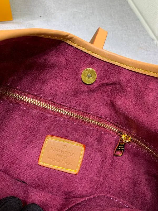 All Categories Official Website "Brand Women's Bags" Women's Bags 💙 LV Upgraded Original Presbyopia CARRYALL Handbags Inspired by the retro details of the archives. What is particularly commendable is the detachable zipper clutch, which can be used alone as a delicate clutch or as an extra pocket. Bright lining tone in Monogram Classic Sail