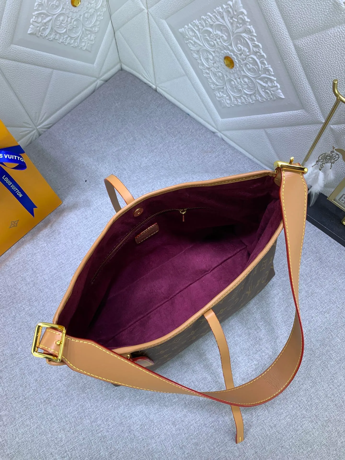 All Categories Official Website "Brand Women's Bags" Women's Bags 💙 LV Upgraded Original Presbyopia CARRYALL Handbags Inspired by the retro details of the archives. What is particularly commendable is the detachable zipper clutch, which can be used alone as a delicate clutch or as an extra pocket. Bright lining tone in Monogram Classic Sail
