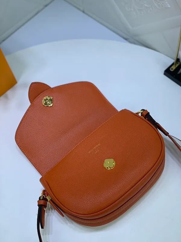All Categories Official Website "Brand Women's Bags" Women's Bags 💙 LV Pont9 pebbled messenger bag LV PONT 9 SOF, injects an elegant atmosphere with the LV Circle logo derived from the brand archives. Monogram flower clusters are hidden under the flap, and Monogram flowers bloom on the shoulder straps. Medium size 25x17.5