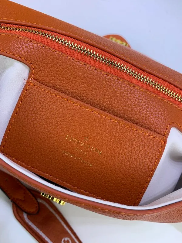 All Categories Official Website "Brand Women's Bags" Women's Bags 💙 LV Pont9 pebbled messenger bag LV PONT 9 SOF, injects an elegant atmosphere with the LV Circle logo derived from the brand archives. Monogram flower clusters are hidden under the flap, and Monogram flowers bloom on the shoulder straps. Medium size 25x17.5