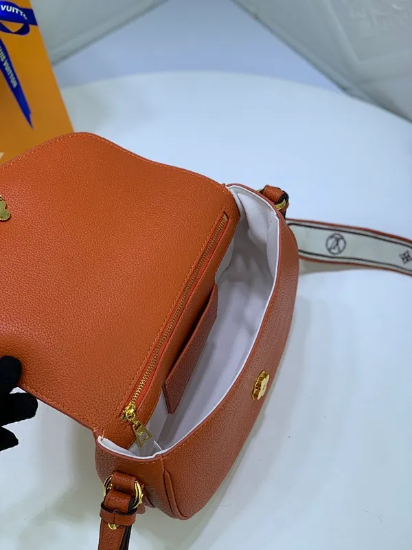 All Categories Official Website "Brand Women's Bags" Women's Bags 💙 LV Pont9 pebbled messenger bag LV PONT 9 SOF, injects an elegant atmosphere with the LV Circle logo derived from the brand archives. Monogram flower clusters are hidden under the flap, and Monogram flowers bloom on the shoulder straps. Medium size 25x17.5