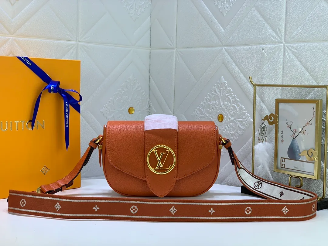 All Categories Official Website "Brand Women's Bags" Women's Bags 💙 LV Pont9 pebbled messenger bag LV PONT 9 SOF, injects an elegant atmosphere with the LV Circle logo derived from the brand archives. Monogram flower clusters are hidden under the flap, and Monogram flowers bloom on the shoulder straps. Medium size 25x17.5