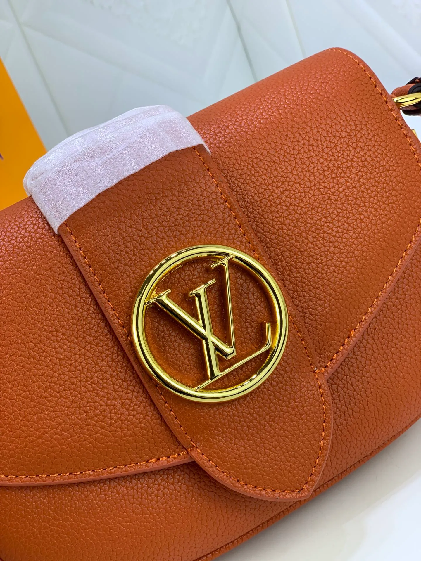 All Categories Official Website "Brand Women's Bags" Women's Bags 💙 LV Pont9 pebbled messenger bag LV PONT 9 SOF, injects an elegant atmosphere with the LV Circle logo derived from the brand archives. Monogram flower clusters are hidden under the flap, and Monogram flowers bloom on the shoulder straps. Medium size 25x17.5
