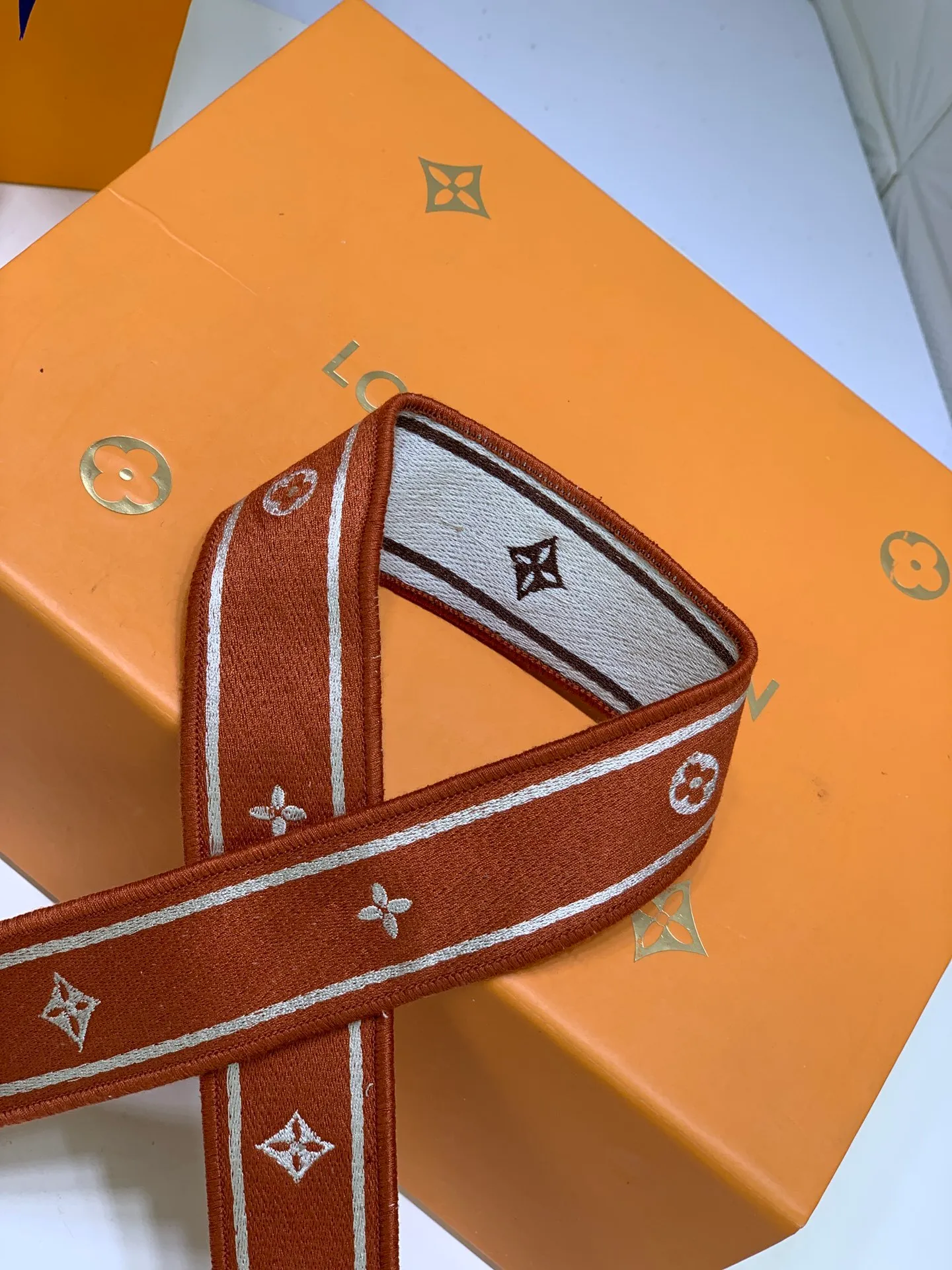 All Categories Official Website "Brand Women's Bags" Women's Bags 💙 LV Pont9 pebbled messenger bag LV PONT 9 SOF, injects an elegant atmosphere with the LV Circle logo derived from the brand archives. Monogram flower clusters are hidden under the flap, and Monogram flowers bloom on the shoulder straps. Medium size 25x17.5