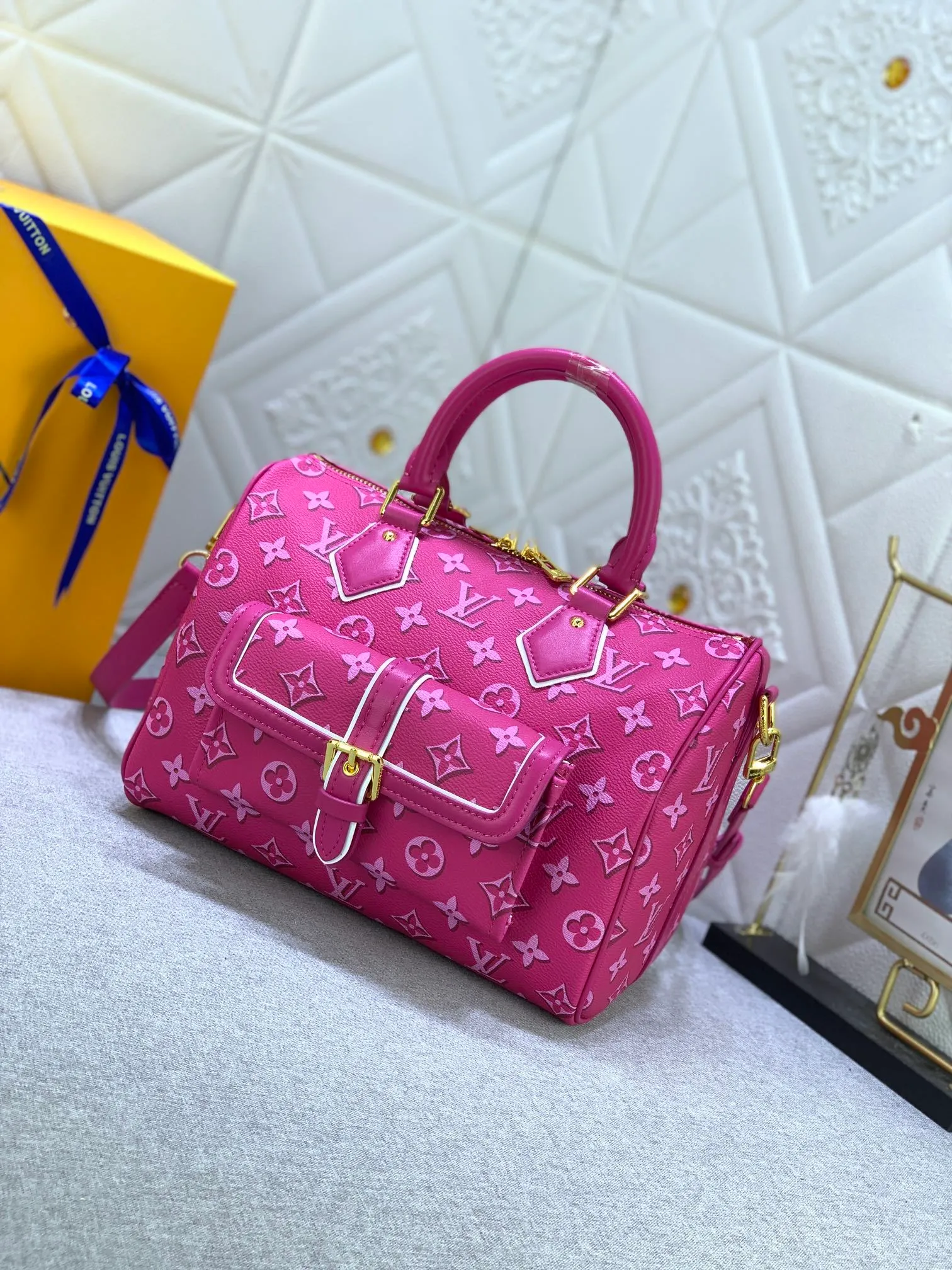 All Categories Official Website "Brand Women's Bags" Women's Bags 💙 LV (new silk screen pillow bag) The compact SPEEDY BANDOULIÈRE 25 handbag reshapes its elegant silhouette, outer pockets and gold buckles. The miniature monogram pattern and leather trim on the canvas evoke the House's historical design codes, as does the rolled leather handle and engraved padlock. an adjustable and