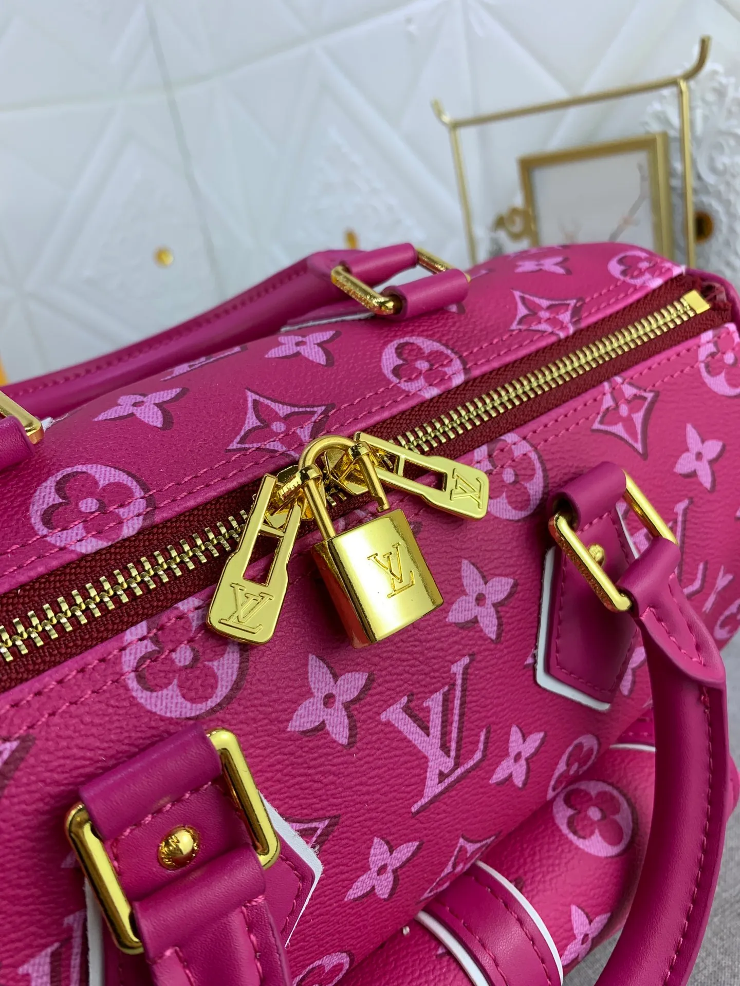All Categories Official Website "Brand Women's Bags" Women's Bags 💙 LV (new silk screen pillow bag) The compact SPEEDY BANDOULIÈRE 25 handbag reshapes its elegant silhouette, outer pockets and gold buckles. The miniature monogram pattern and leather trim on the canvas evoke the House's historical design codes, as does the rolled leather handle and engraved padlock. an adjustable and