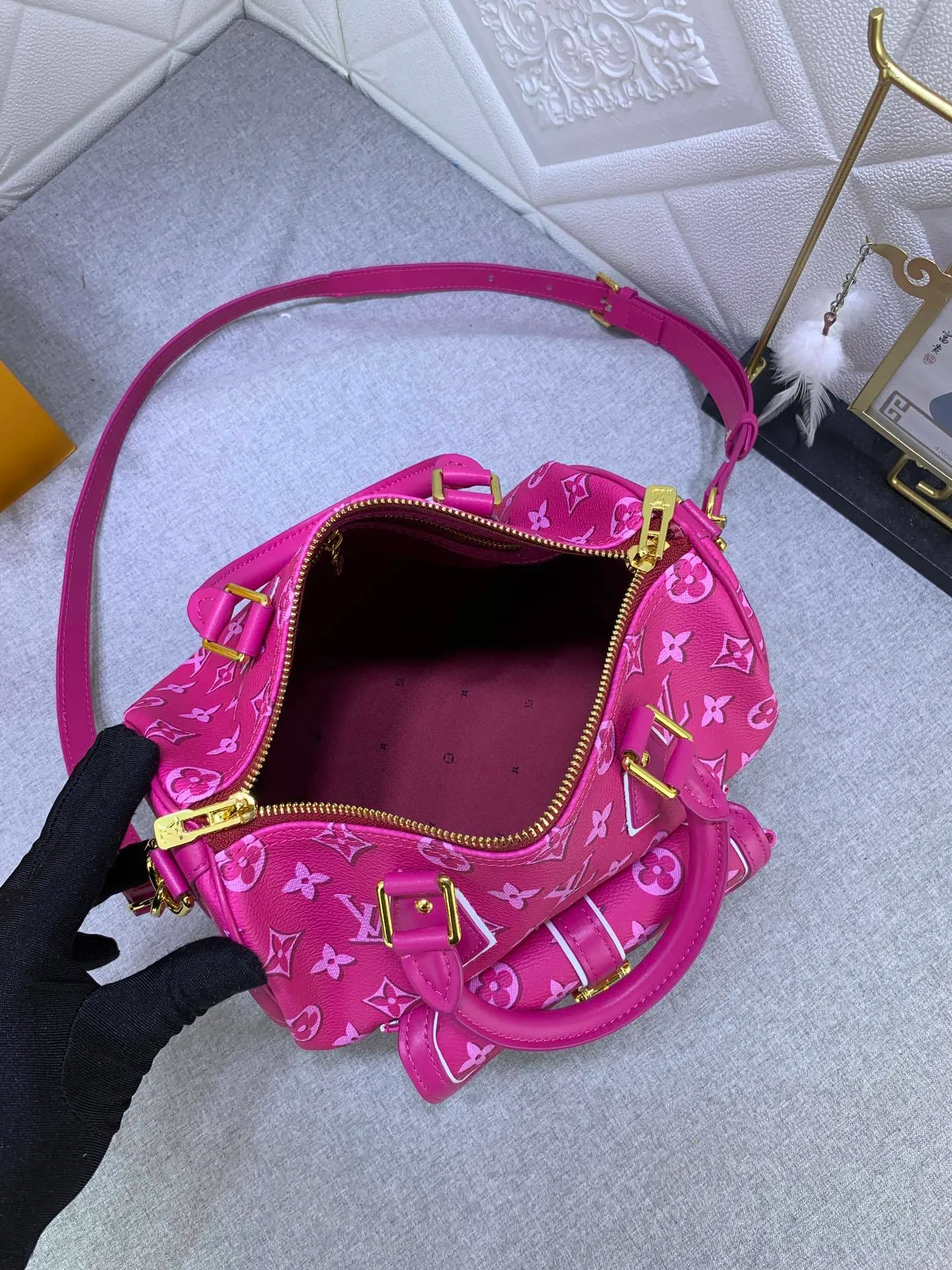 All Categories Official Website "Brand Women's Bags" Women's Bags 💙 LV (new silk screen pillow bag) The compact SPEEDY BANDOULIÈRE 25 handbag reshapes its elegant silhouette, outer pockets and gold buckles. The miniature monogram pattern and leather trim on the canvas evoke the House's historical design codes, as does the rolled leather handle and engraved padlock. an adjustable and