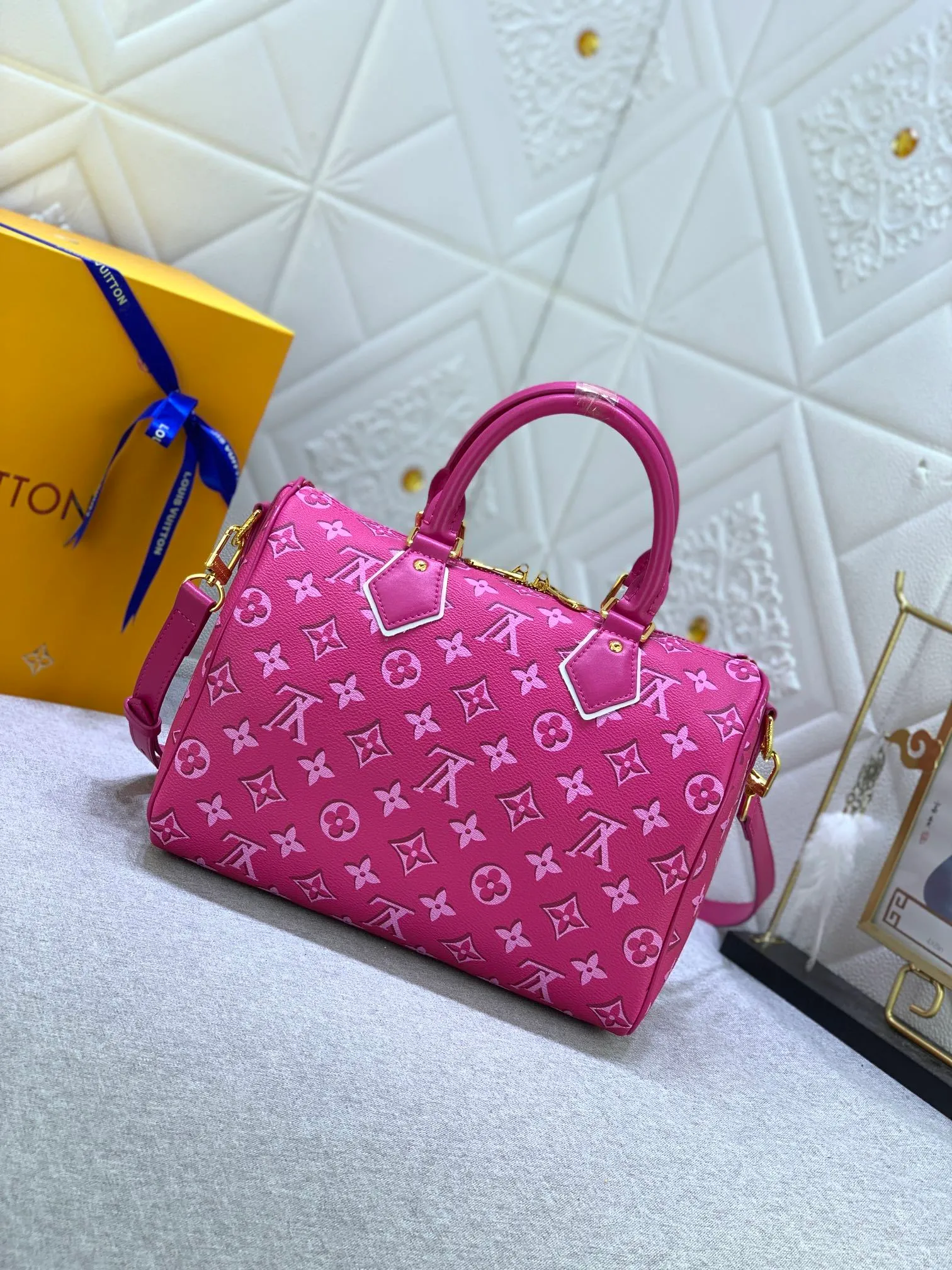 All Categories Official Website "Brand Women's Bags" Women's Bags 💙 LV (new silk screen pillow bag) The compact SPEEDY BANDOULIÈRE 25 handbag reshapes its elegant silhouette, outer pockets and gold buckles. The miniature monogram pattern and leather trim on the canvas evoke the House's historical design codes, as does the rolled leather handle and engraved padlock. an adjustable and