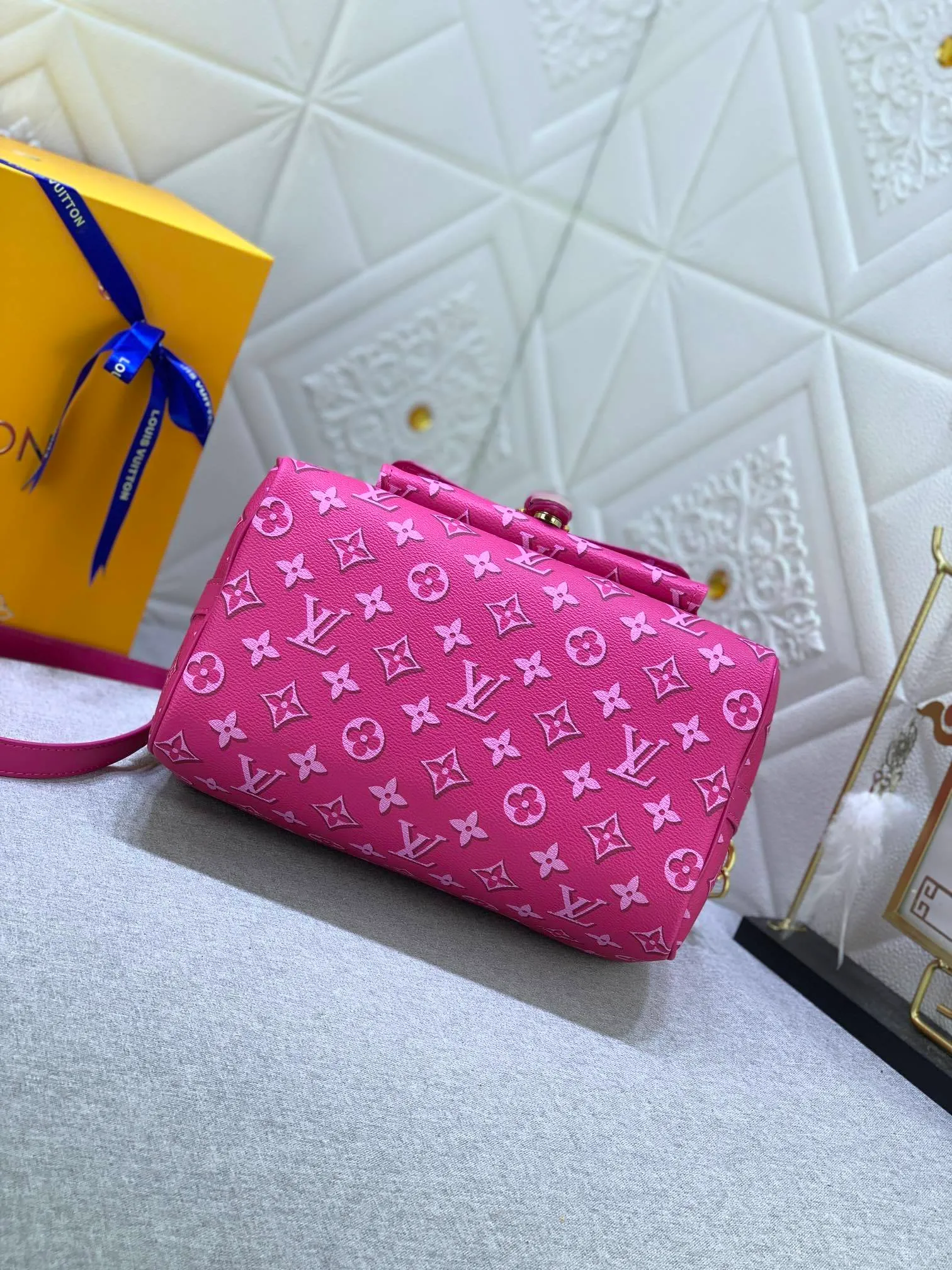 All Categories Official Website "Brand Women's Bags" Women's Bags 💙 LV (new silk screen pillow bag) The compact SPEEDY BANDOULIÈRE 25 handbag reshapes its elegant silhouette, outer pockets and gold buckles. The miniature monogram pattern and leather trim on the canvas evoke the House's historical design codes, as does the rolled leather handle and engraved padlock. an adjustable and
