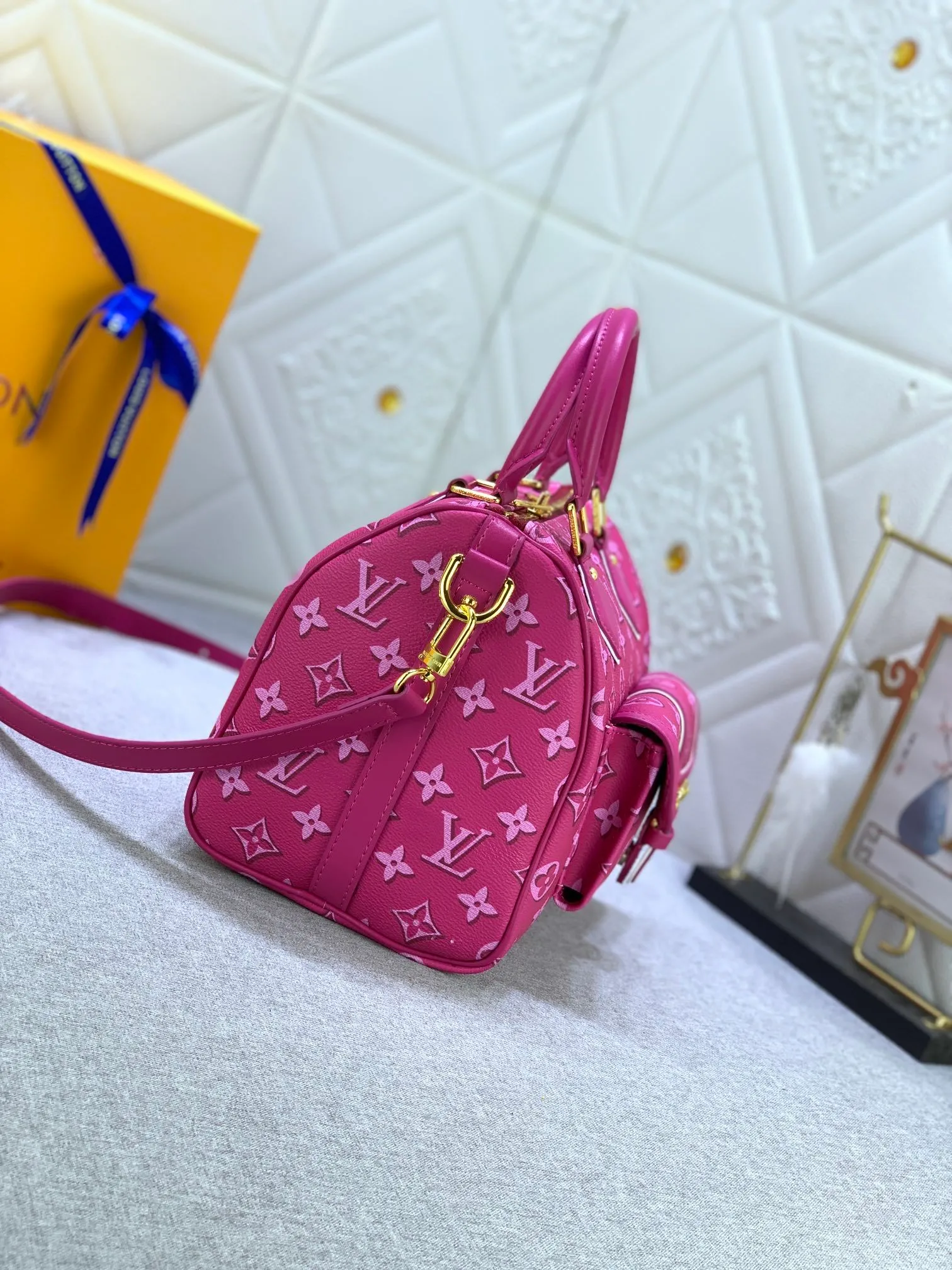 All Categories Official Website "Brand Women's Bags" Women's Bags 💙 LV (new silk screen pillow bag) The compact SPEEDY BANDOULIÈRE 25 handbag reshapes its elegant silhouette, outer pockets and gold buckles. The miniature monogram pattern and leather trim on the canvas evoke the House's historical design codes, as does the rolled leather handle and engraved padlock. an adjustable and