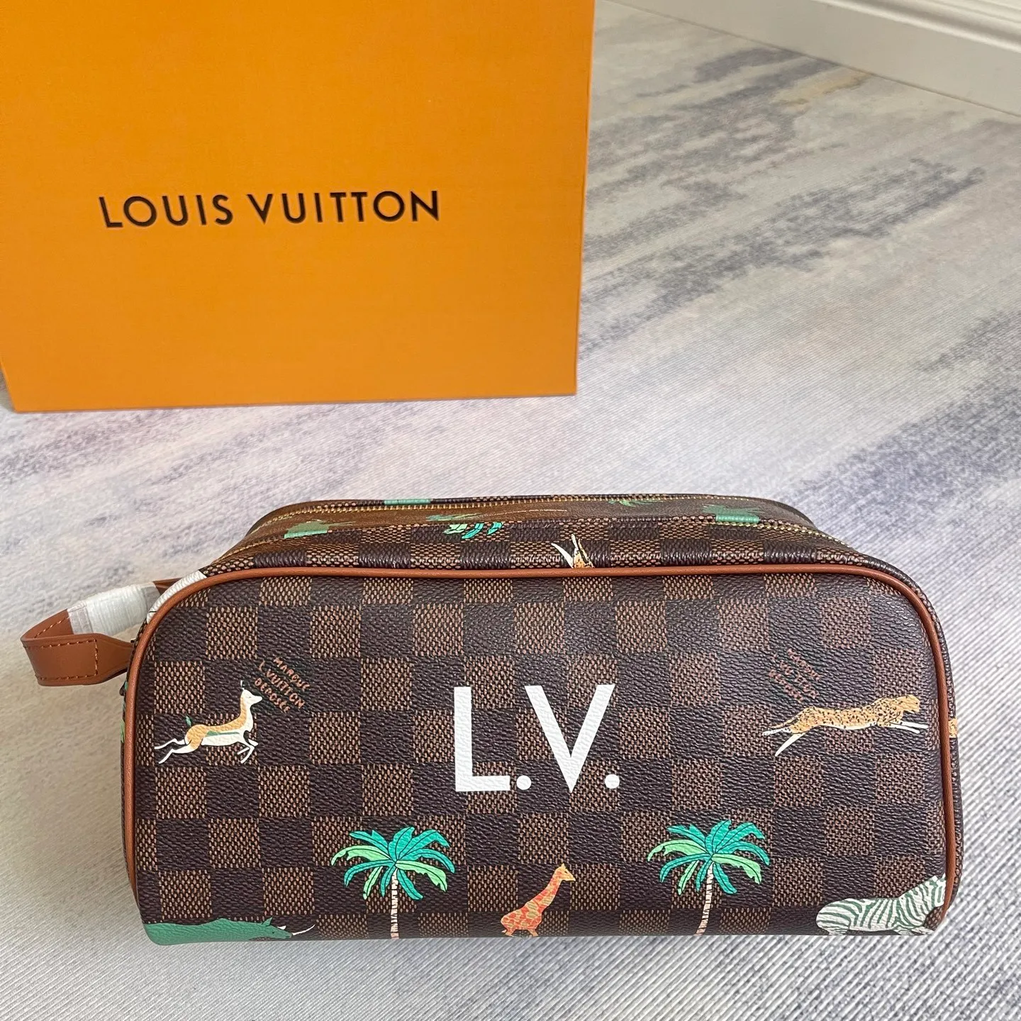 All categories Official website "Brand Women's Bags" Women's Bags 💙 LV 2025 new LV toiletry bag