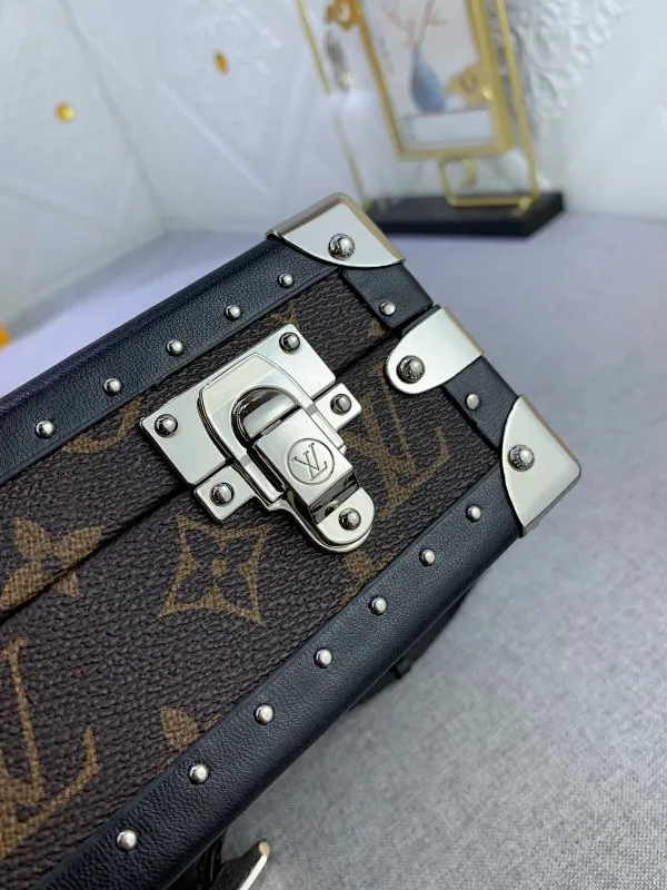 All Categories Official Website "Brand Women's Bags" Women's Bags 💙 LV Upgraded Original 2019 Spring and Summer Show New Small Luggage The design is inspired by small suitcases. The square shape, exquisite workmanship and personalized design can stand the test of time. Unisex style. Fully hand-nailed. Solid wood base. Full steel hardware. Lambskin lining. Can be worn cross-body. Adjustable shoulder straps.