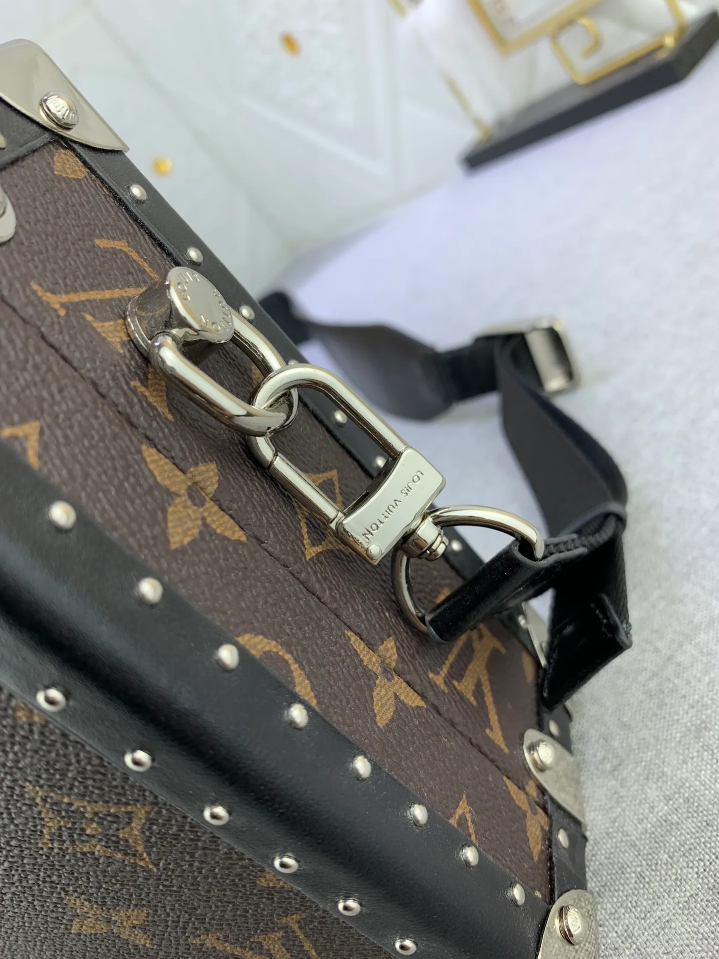 All Categories Official Website "Brand Women's Bags" Women's Bags 💙 LV Upgraded Original 2019 Spring and Summer Show New Small Luggage The design is inspired by small suitcases. The square shape, exquisite workmanship and personalized design can stand the test of time. Unisex style. Fully hand-nailed. Solid wood base. Full steel hardware. Lambskin lining. Can be worn cross-body. Adjustable shoulder straps.