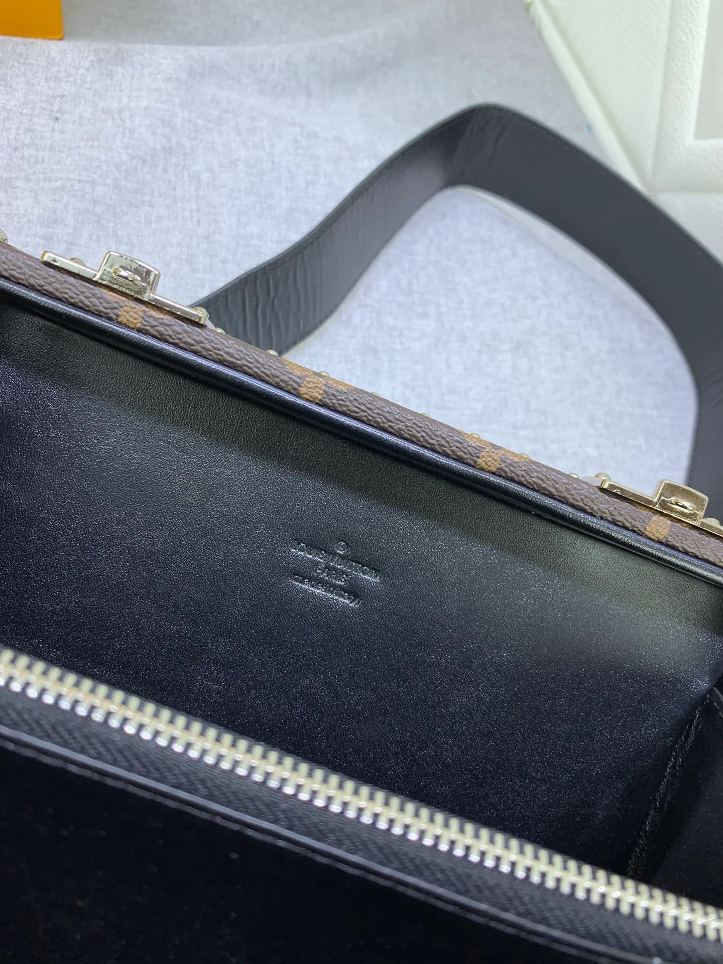 All Categories Official Website "Brand Women's Bags" Women's Bags 💙 LV Upgraded Original 2019 Spring and Summer Show New Small Luggage The design is inspired by small suitcases. The square shape, exquisite workmanship and personalized design can stand the test of time. Unisex style. Fully hand-nailed. Solid wood base. Full steel hardware. Lambskin lining. Can be worn cross-body. Adjustable shoulder straps.