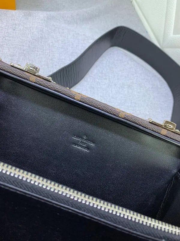 All Categories Official Website "Brand Women's Bags" Women's Bags 💙 LV Upgraded Original 2019 Spring and Summer Show New Small Luggage The design is inspired by small suitcases. The square shape, exquisite workmanship and personalized design can stand the test of time. Unisex style. Fully hand-nailed. Solid wood base. Full steel hardware. Lambskin lining. Can be worn cross-body. Adjustable shoulder straps.