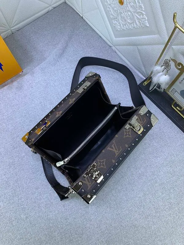 All Categories Official Website "Brand Women's Bags" Women's Bags 💙 LV Upgraded Original 2019 Spring and Summer Show New Small Luggage The design is inspired by small suitcases. The square shape, exquisite workmanship and personalized design can stand the test of time. Unisex style. Fully hand-nailed. Solid wood base. Full steel hardware. Lambskin lining. Can be worn cross-body. Adjustable shoulder straps.