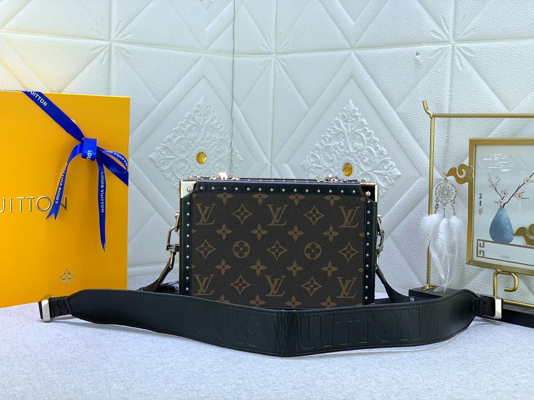 All Categories Official Website "Brand Women's Bags" Women's Bags 💙 LV Upgraded Original 2019 Spring and Summer Show New Small Luggage The design is inspired by small suitcases. The square shape, exquisite workmanship and personalized design can stand the test of time. Unisex style. Fully hand-nailed. Solid wood base. Full steel hardware. Lambskin lining. Can be worn cross-body. Adjustable shoulder straps.