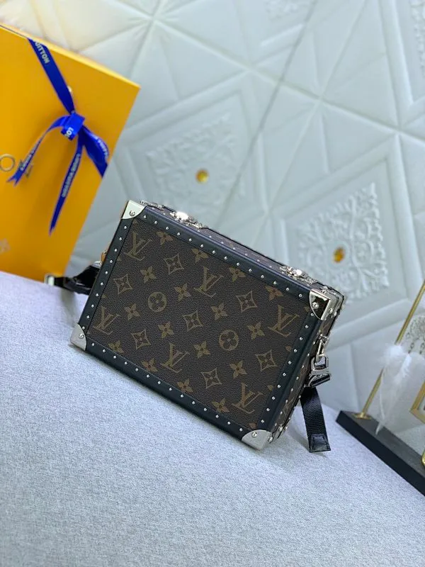All Categories Official Website "Brand Women's Bags" Women's Bags 💙 LV Upgraded Original 2019 Spring and Summer Show New Small Luggage The design is inspired by small suitcases. The square shape, exquisite workmanship and personalized design can stand the test of time. Unisex style. Fully hand-nailed. Solid wood base. Full steel hardware. Lambskin lining. Can be worn cross-body. Adjustable shoulder straps.