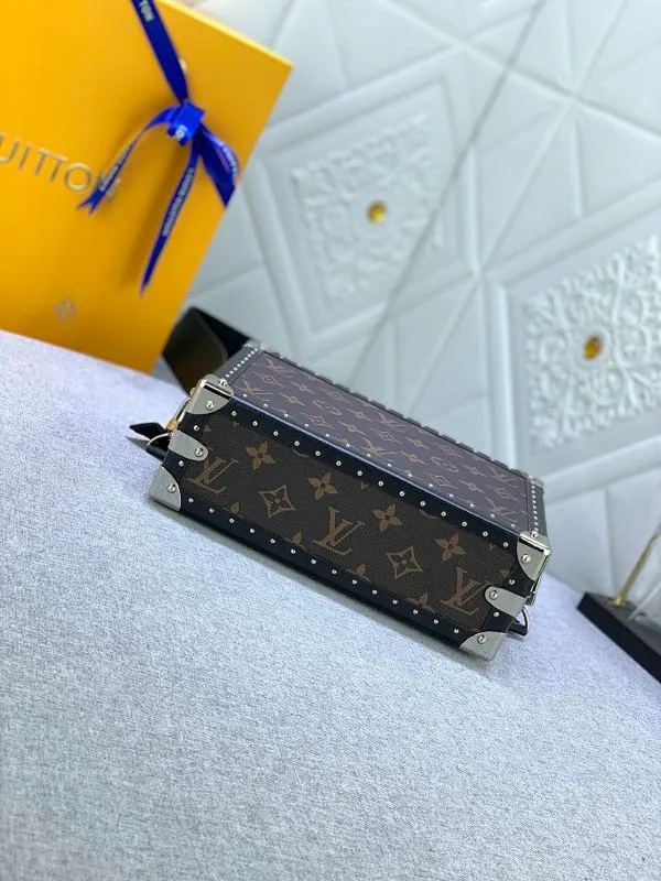 All Categories Official Website "Brand Women's Bags" Women's Bags 💙 LV Upgraded Original 2019 Spring and Summer Show New Small Luggage The design is inspired by small suitcases. The square shape, exquisite workmanship and personalized design can stand the test of time. Unisex style. Fully hand-nailed. Solid wood base. Full steel hardware. Lambskin lining. Can be worn cross-body. Adjustable shoulder straps.