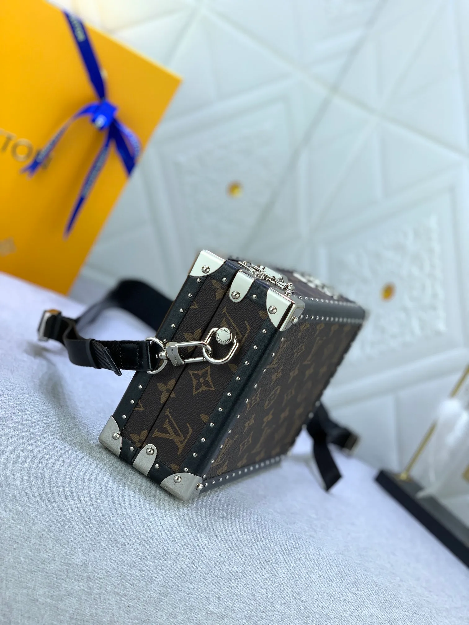 All Categories Official Website "Brand Women's Bags" Women's Bags 💙 LV Upgraded Original 2019 Spring and Summer Show New Small Luggage The design is inspired by small suitcases. The square shape, exquisite workmanship and personalized design can stand the test of time. Unisex style. Fully hand-nailed. Solid wood base. Full steel hardware. Lambskin lining. Can be worn cross-body. Adjustable shoulder straps.