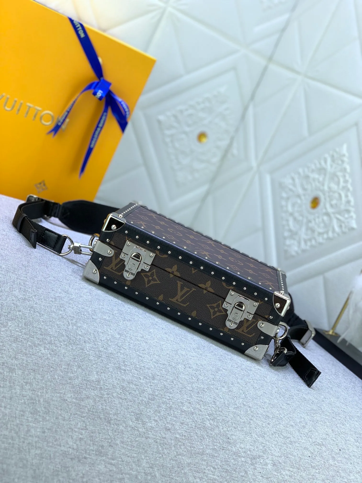 All Categories Official Website "Brand Women's Bags" Women's Bags 💙 LV Upgraded Original 2019 Spring and Summer Show New Small Luggage The design is inspired by small suitcases. The square shape, exquisite workmanship and personalized design can stand the test of time. Unisex style. Fully hand-nailed. Solid wood base. Full steel hardware. Lambskin lining. Can be worn cross-body. Adjustable shoulder straps.