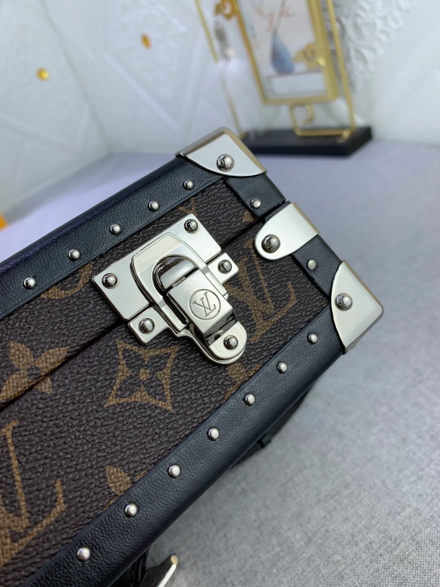 All Categories Official Website "Brand Women's Bags" Women's Bags 💙 LV Upgraded Original 2019 Spring and Summer Show New Small Luggage The design is inspired by small suitcases. The square shape, exquisite workmanship and personalized design can stand the test of time. Unisex style. Fully hand-nailed. Solid wood base. Full steel hardware. Lambskin lining. Can be worn cross-body. Adjustable shoulder straps.