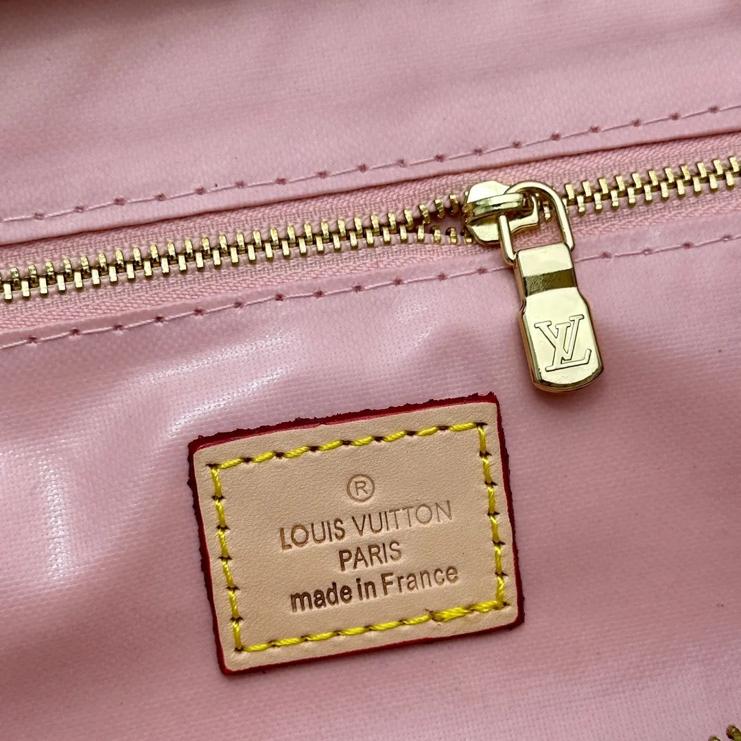 All categories Official website "Brand Women's Bags" Women's Bags 💙 LV 2024 official website new LV toiletry bag