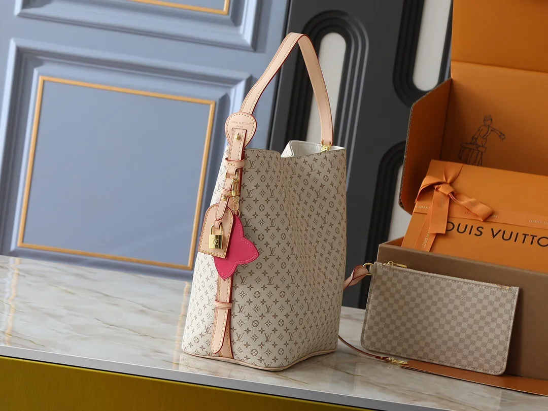 All categories Official website "Brand Women's Bags" Women's Bags 💙 LV 2025 new LV armpit bag