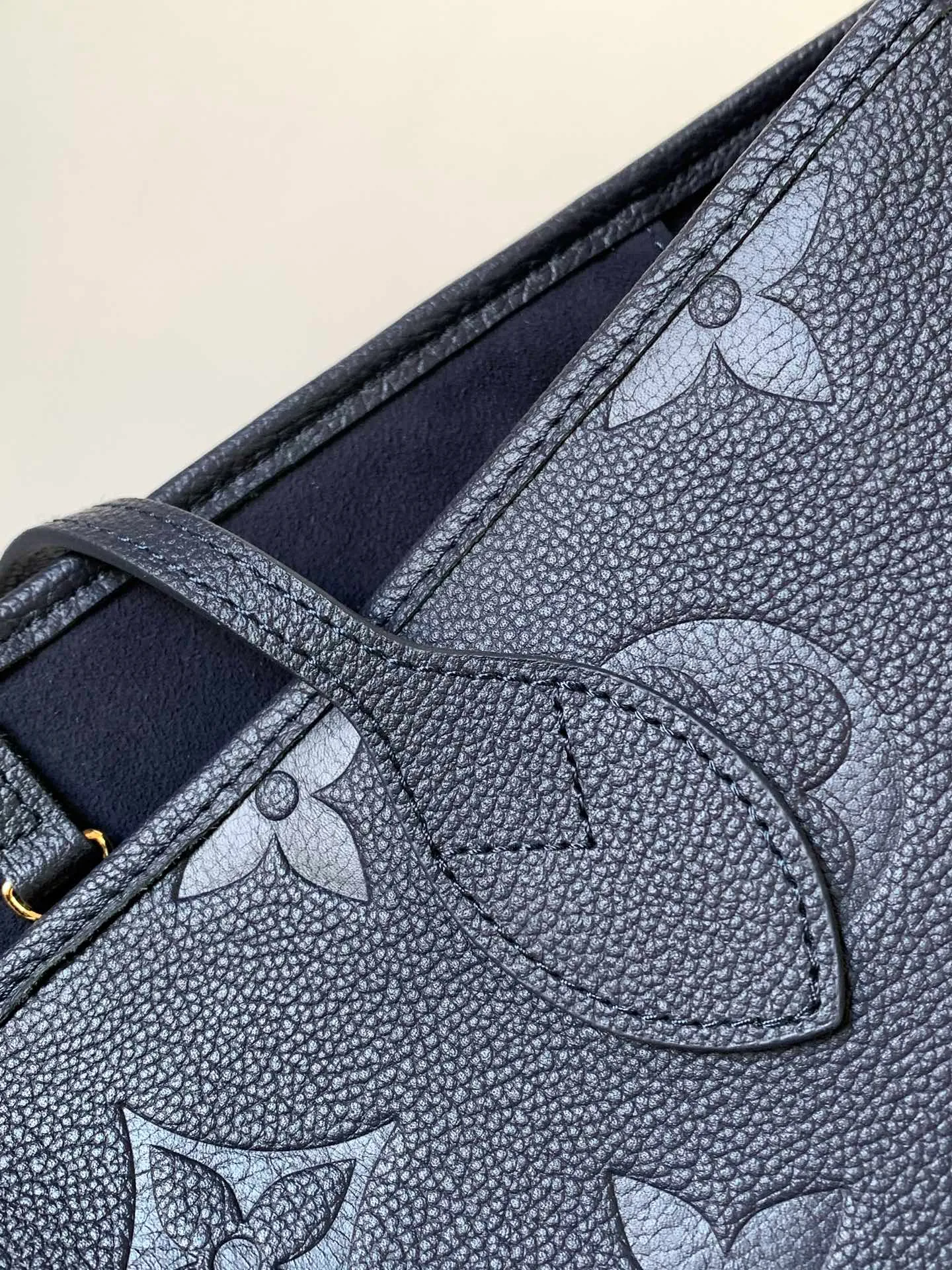 All categories Official website "Brand Women's Bags" Women's Bags 💙 LV 2026 new LV hand-held crossbody bag