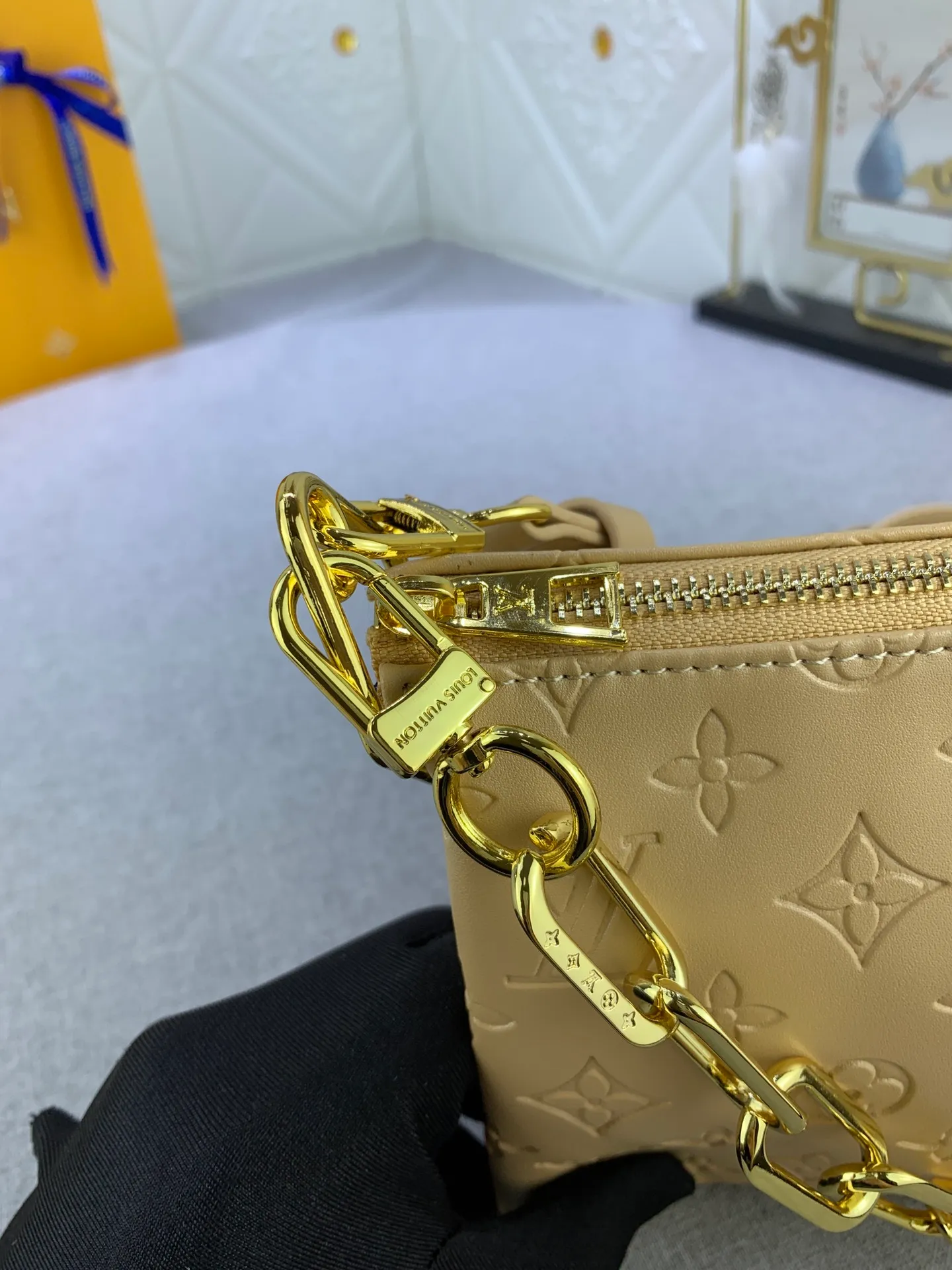 All categories Official website "Brand Women's Bags" Women's Bags 💙 LV Coussin BB handbags made a splash at the 2021 spring and summer fashion show. Monogram embossed puffy sheepskin creates a pillow-shaped structure that brings an edgy edge to a simple design. It can be worn cross-body using the shoulder strap or transformed into a chain baguette bag, or can be carried under the arm. Detailed features 20 x 16