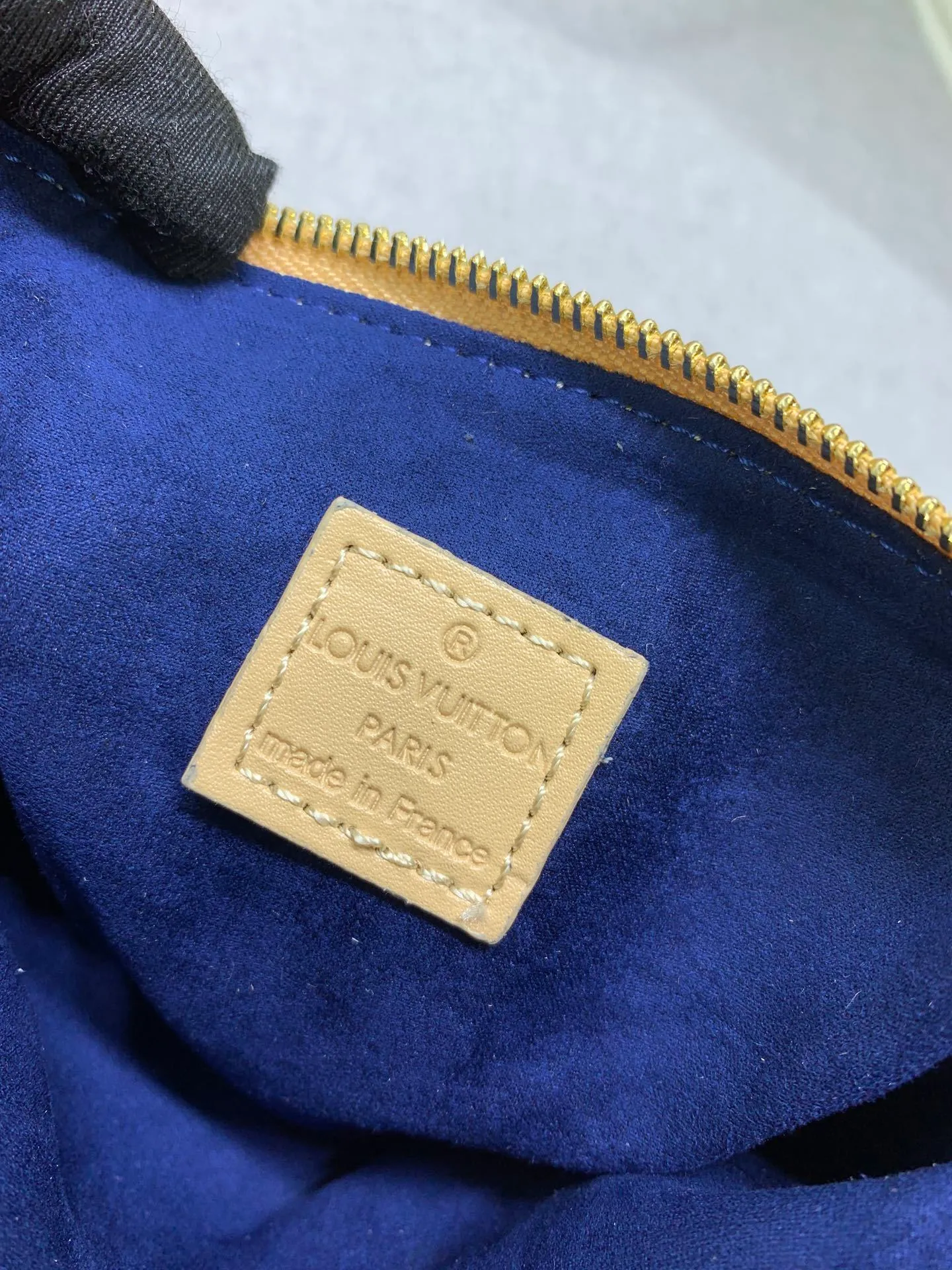 All categories Official website "Brand Women's Bags" Women's Bags 💙 LV Coussin BB handbags made a splash at the 2021 spring and summer fashion show. Monogram embossed puffy sheepskin creates a pillow-shaped structure that brings an edgy edge to a simple design. It can be worn cross-body using the shoulder strap or transformed into a chain baguette bag, or can be carried under the arm. Detailed features 20 x 16