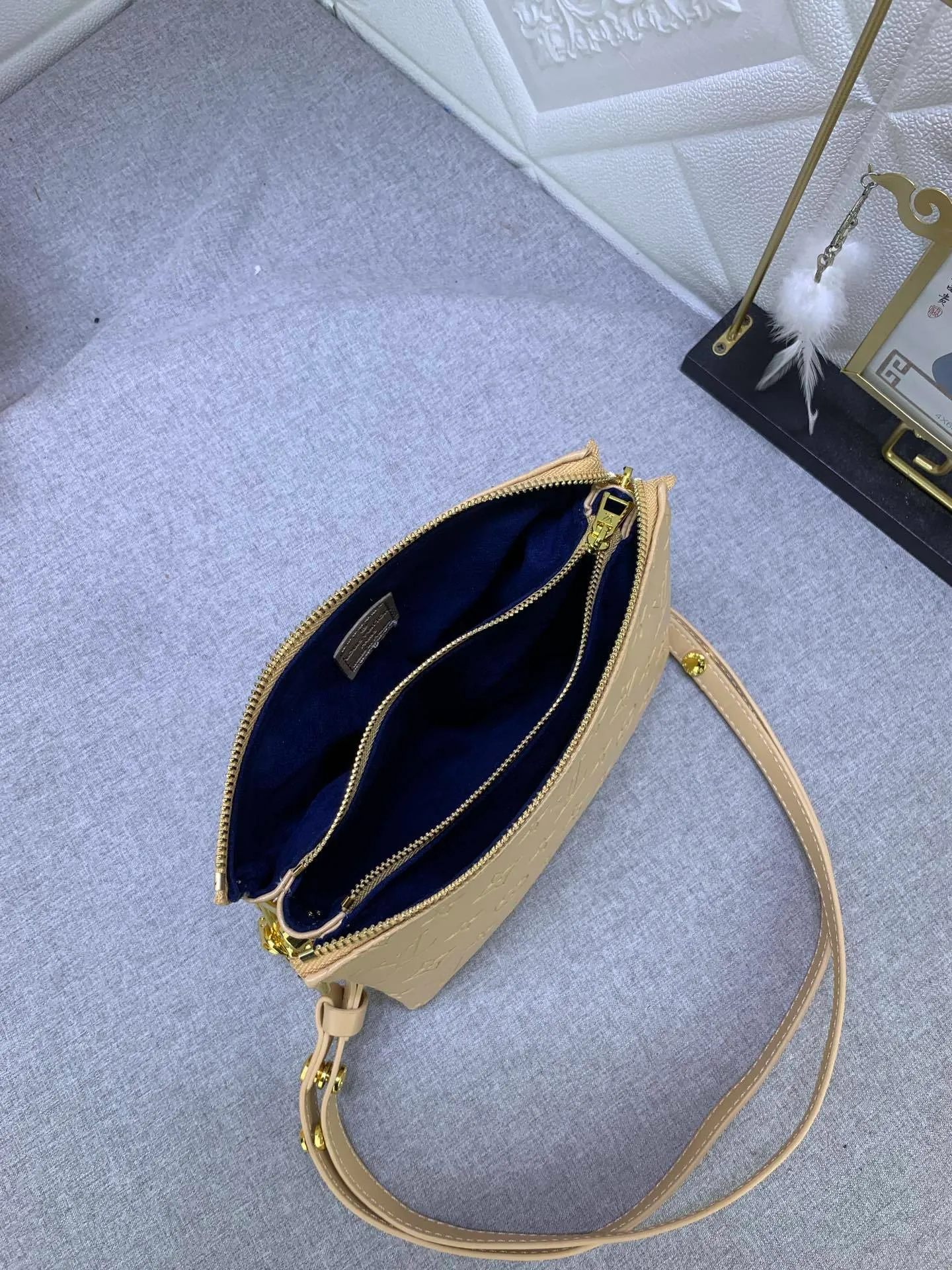 All categories Official website "Brand Women's Bags" Women's Bags 💙 LV Coussin BB handbags made a splash at the 2021 spring and summer fashion show. Monogram embossed puffy sheepskin creates a pillow-shaped structure that brings an edgy edge to a simple design. It can be worn cross-body using the shoulder strap or transformed into a chain baguette bag, or can be carried under the arm. Detailed features 20 x 16