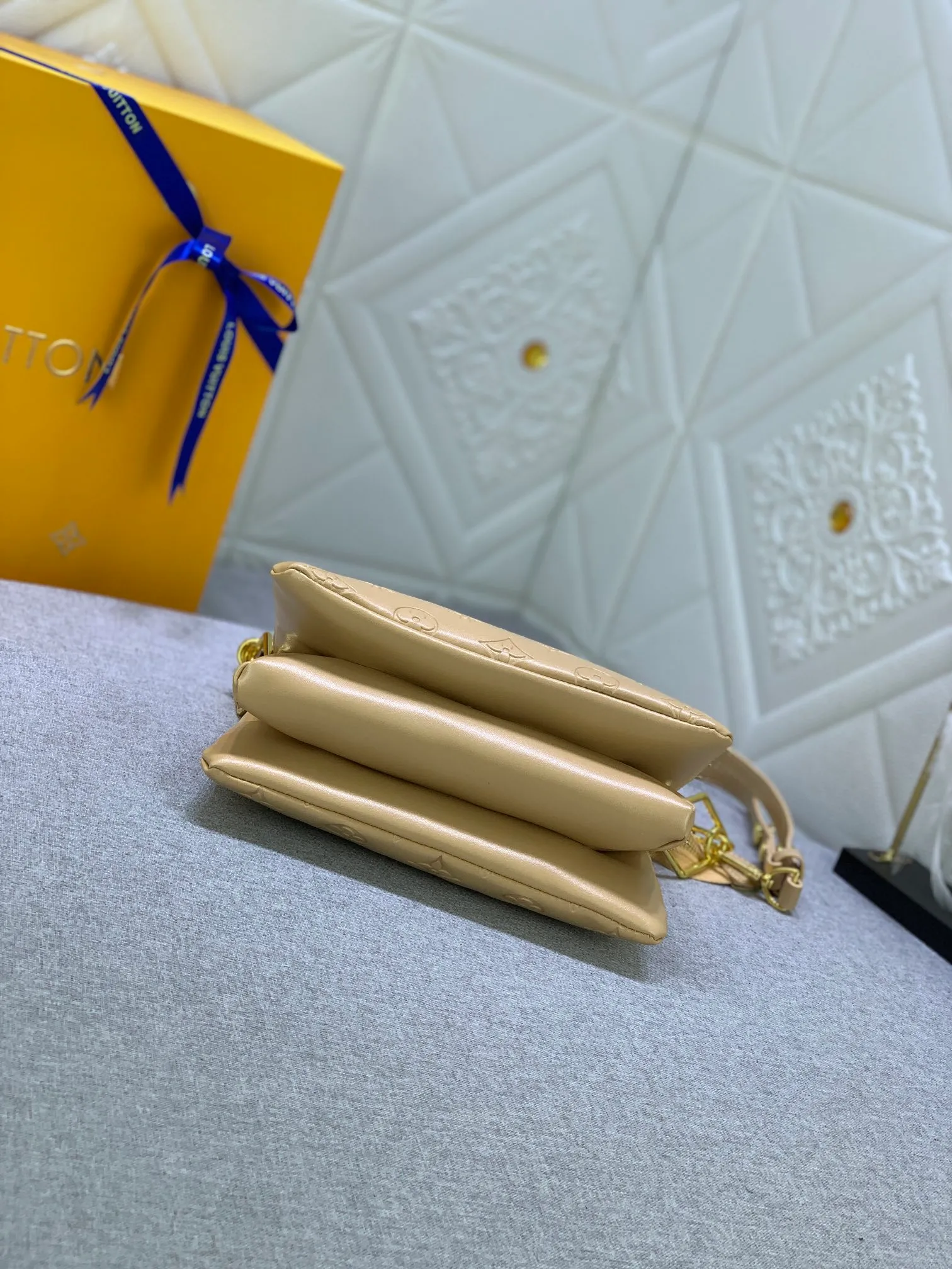 All categories Official website "Brand Women's Bags" Women's Bags 💙 LV Coussin BB handbags made a splash at the 2021 spring and summer fashion show. Monogram embossed puffy sheepskin creates a pillow-shaped structure that brings an edgy edge to a simple design. It can be worn cross-body using the shoulder strap or transformed into a chain baguette bag, or can be carried under the arm. Detailed features 20 x 16